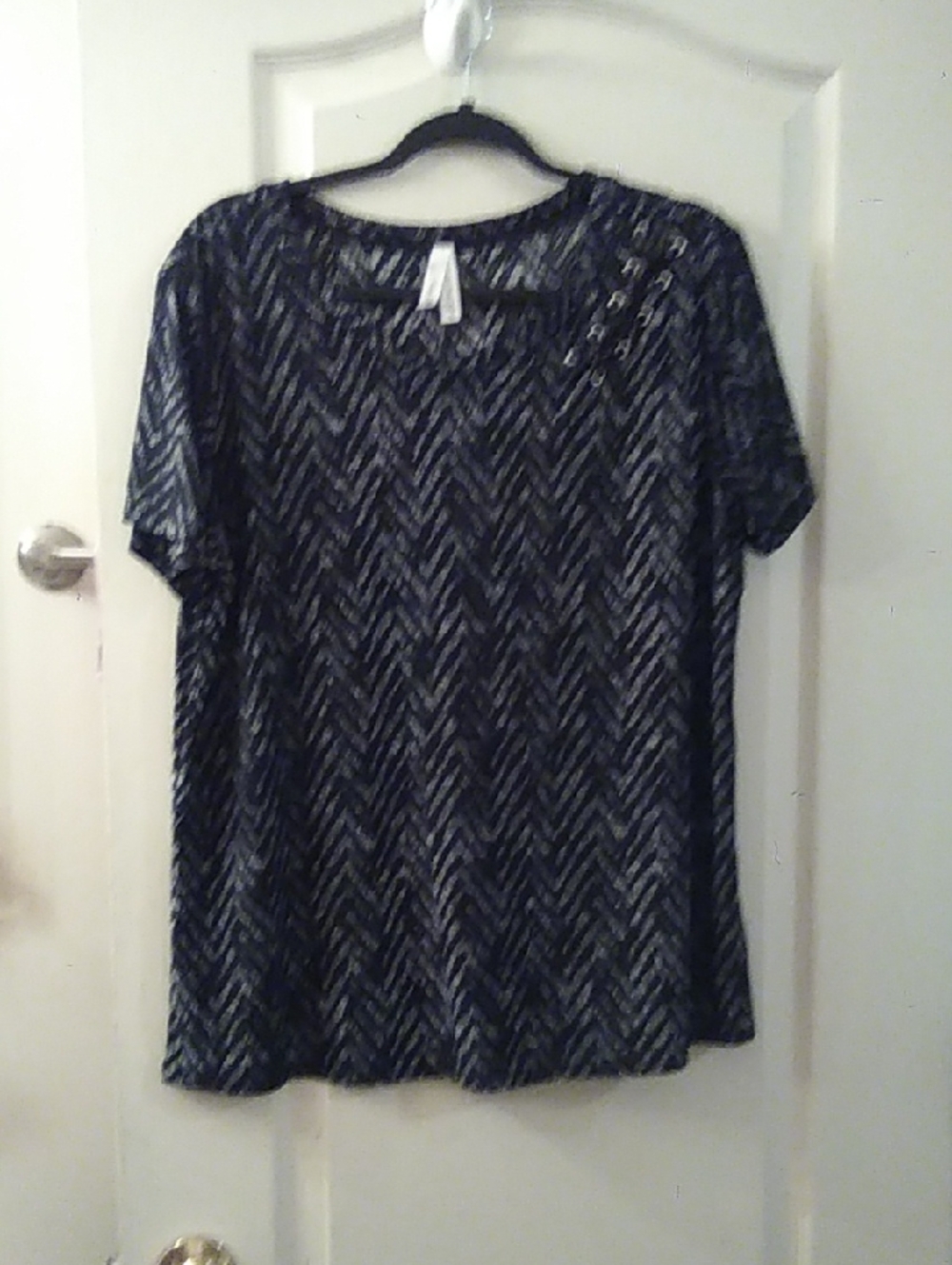Women’s Chevron Short Sleeve Tee in Black and Gray